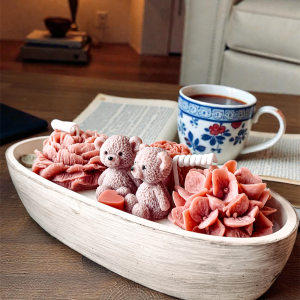 Świeca sojowa Misie w kwiatach – ekologiczna świeca z różowymi kwiatami i misiami, bezzapachowa,