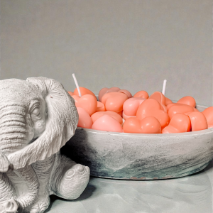 Świeca sojowa słoń w dekoracyjnym pojemniku z czerwonymi, sojowymi serduszkami.