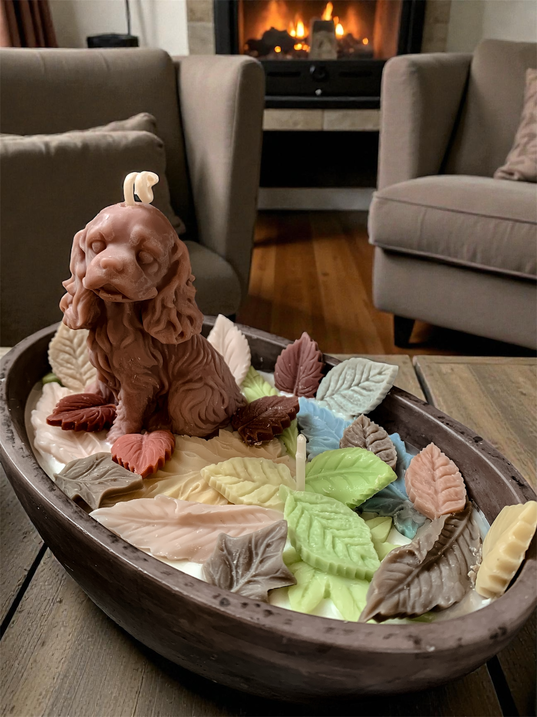 Świeca sojowa z pieskiem w kolorowych liściach w pastelowym pojemniku.