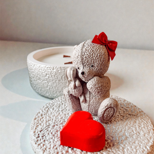 Świeca sojowa z misiem w beżowym pojemniku, bezzapachowa, z drewnianym knotem i figurką misia z kokardką i czerwonym sercem