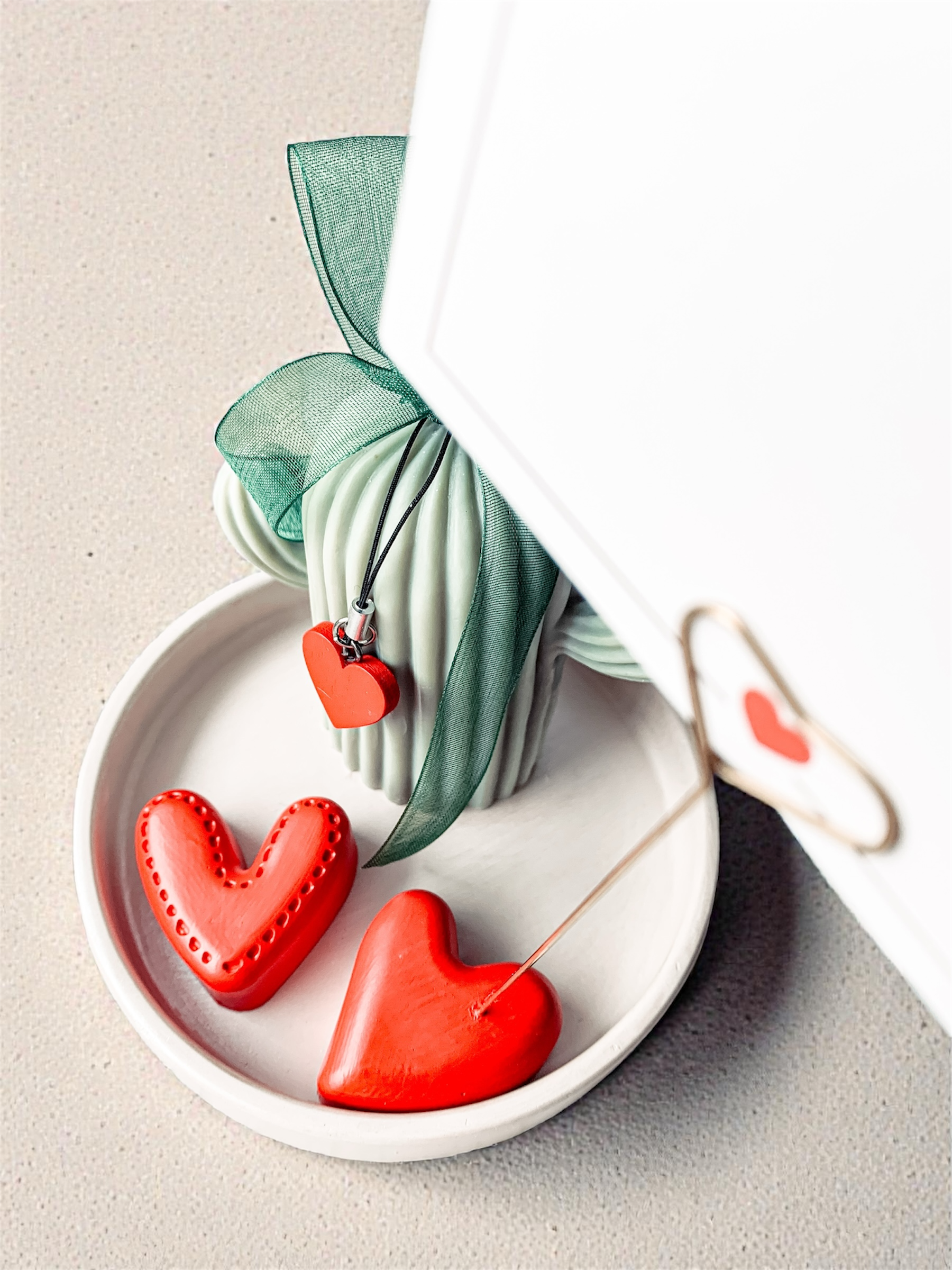 Zestaw prezentowy zielony kaktus na podstawce ze stojakiem na zdjęcie.