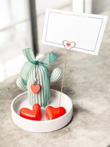 Zestaw świeca sojowa kaktus z serduszkami na podstawce, stojak na zdjęcie.