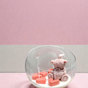 Świeca z misiem i serduszkami w szklanym pojemniku z trzema bawełnianymi knotami, brązowym misiem i czerwonymi serduszkami z wosku sojowego.