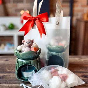 Zielony kominek z woskami sojowymi - zestaw prezentowy z woskami w kształcie misiów, kwiatków i serduszek w ozdobnej torebce.