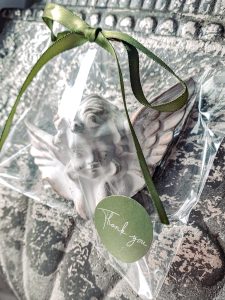 Magnes aniołek ze złotym zdobieniem jako eleganckie podziękowanie dla gości