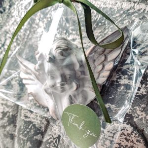 Magnes aniołek ze złotym zdobieniem jako eleganckie podziękowanie dla gości