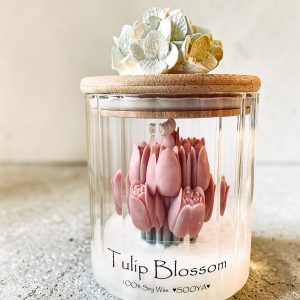 świeca sojowa z tulipanami Tulip Blossom z bukietem różowych tulipanów wewnątrz